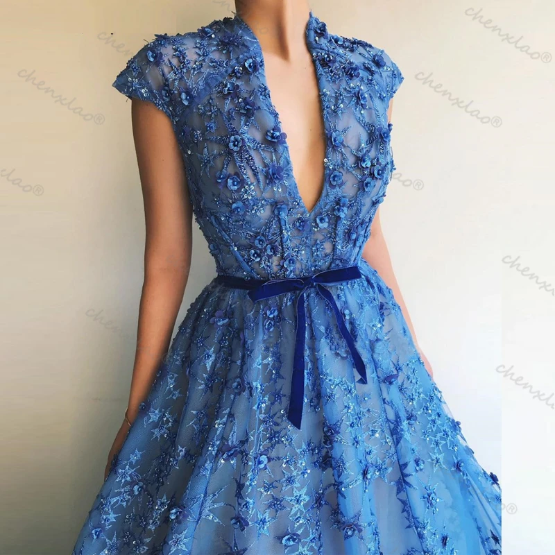 Синие вечерние кружевные платья а силуэта с V образным вырезом и рукавами