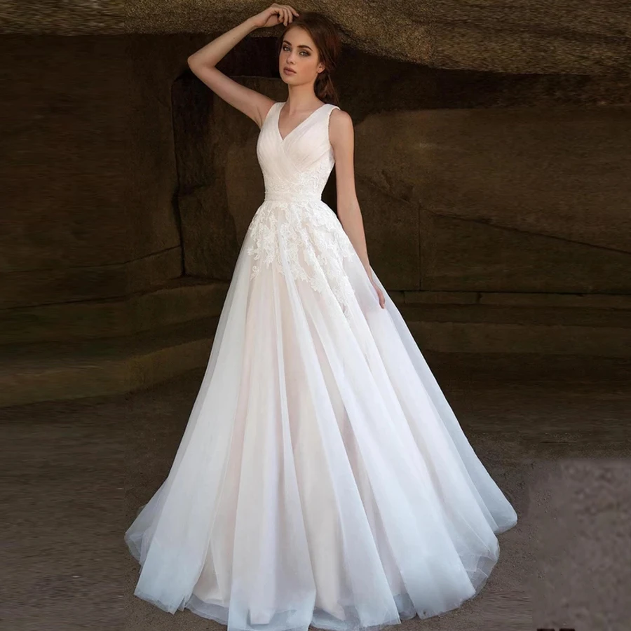 Свадебное платье трапециевидной формы без рукавов с v образным вырезом кружевной