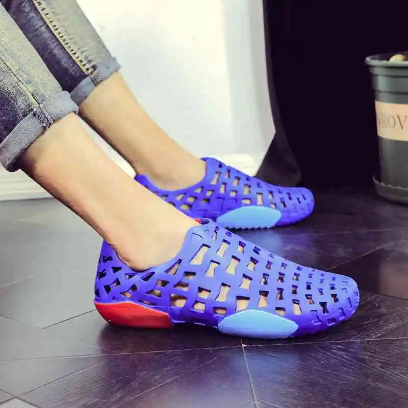 2020 летние сандалии для пляжа Спортивная обувь женщин и мужчин Слипоны Тапочки Croc