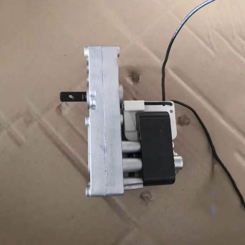 Вращающийся против часовой стрелки редукторный двигатель для пеллетного камина