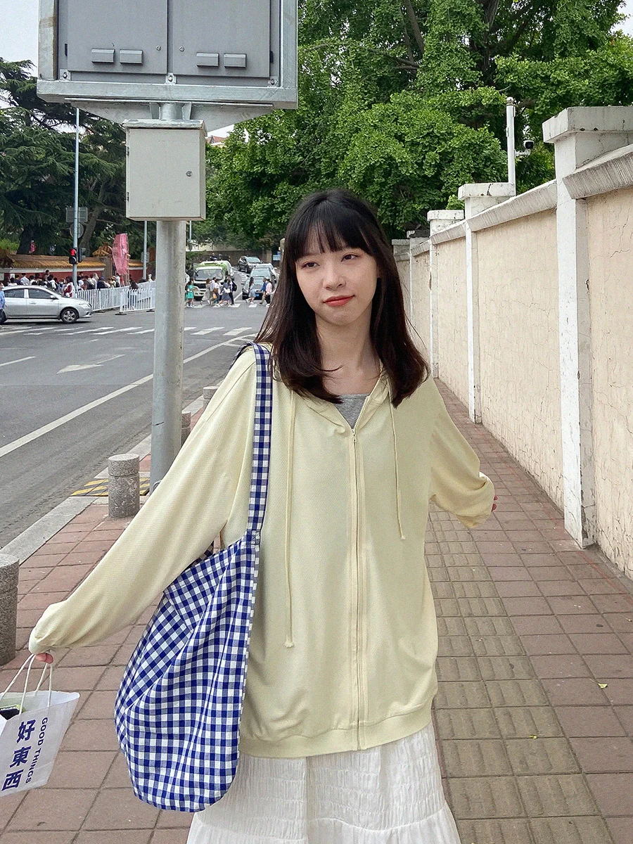 Женское тонкое солнцезащитное пальто с капюшоном легкое защитой от