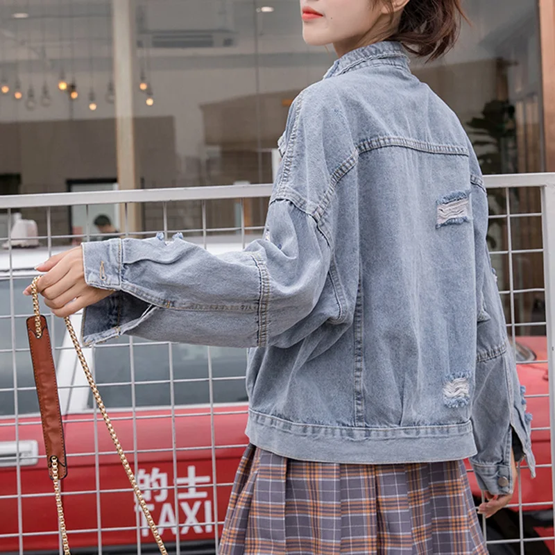 Женская джинсовая куртка с блестками свободная длинным рукавом и дырками в стиле