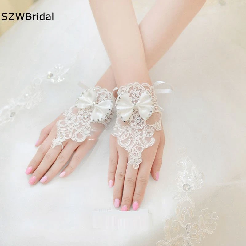 Фото Кружевные перчатки для невесты свадебные цвета слоновой кости с аппликацией из