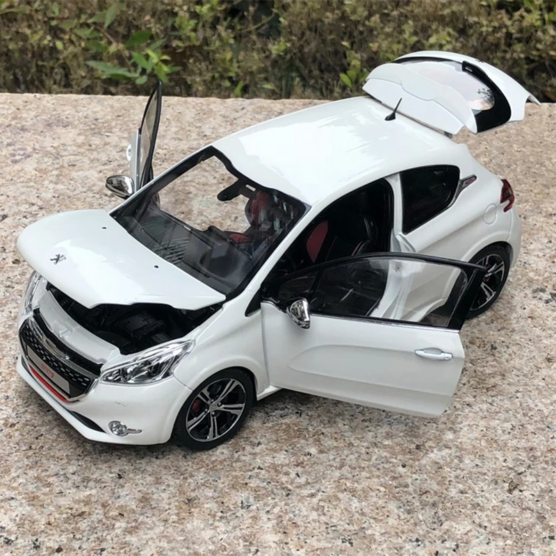 Миниатюрная модель автомобиля из сплава Peugeot 1/18G-TI металлическая статическая