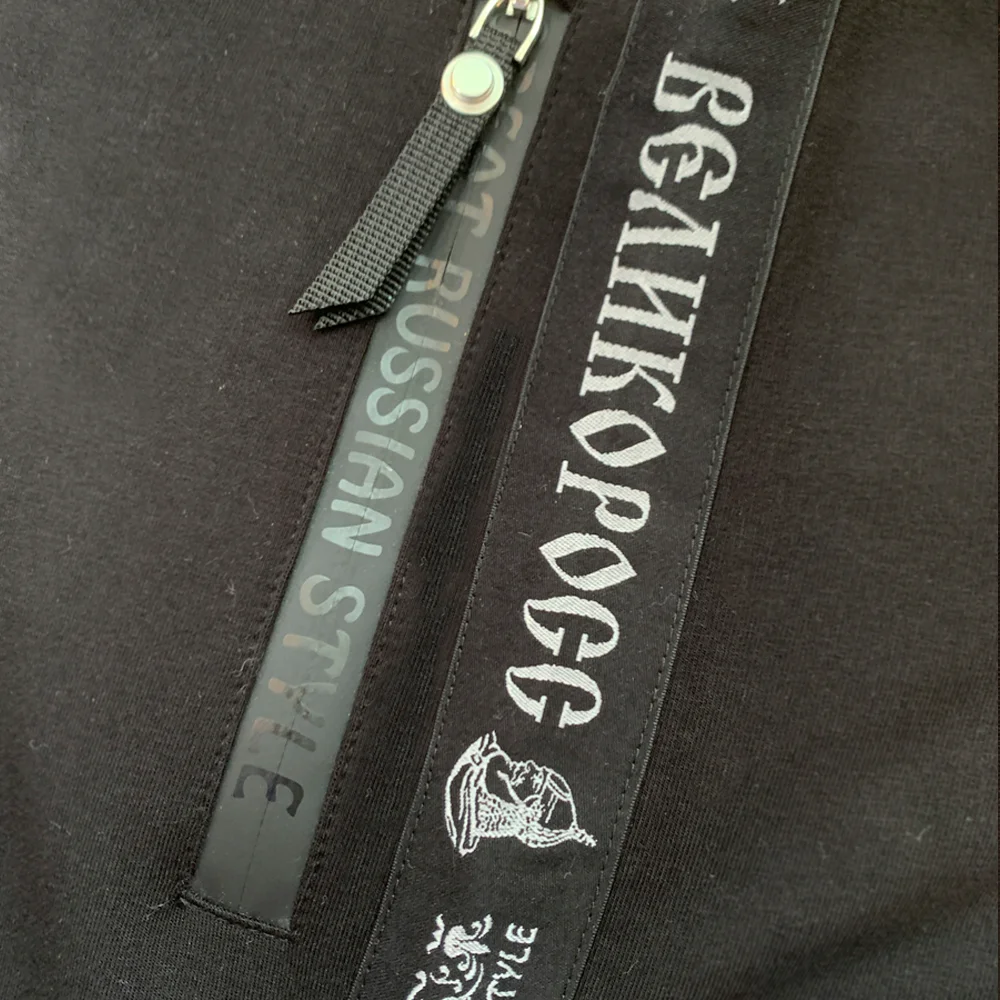 Спортивные штаны Великоросс черного цвета жаккардовые лампасы и брендовые