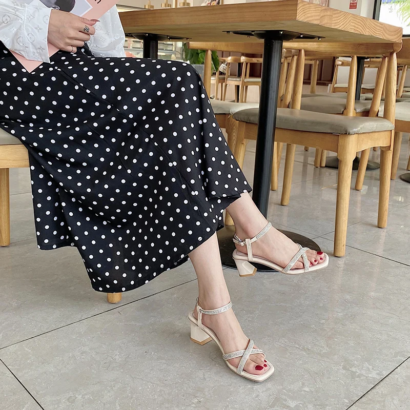 Бежевые и черные босоножки на высоком каблуке Женские Блестящие Босоножки с