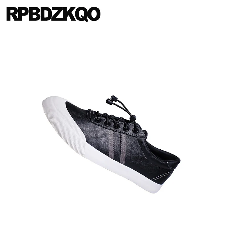 Мужские повседневные кроссовки черные или коричневые на шнуровке плоской