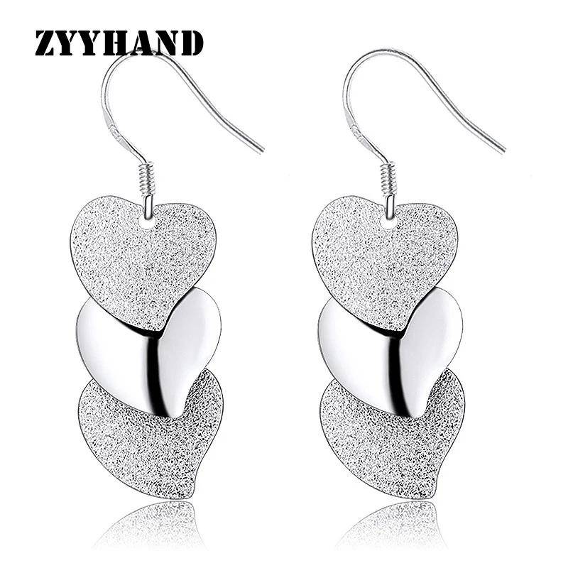 Женские сережки в форме сердца серебристого цвета матовые среднего размера для