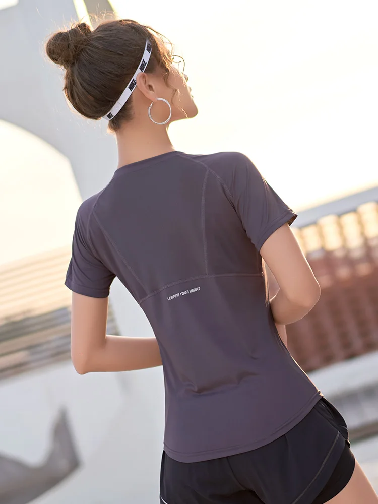 Действительно спортивная куртка женская тонкая дышащая и быстросохнущая