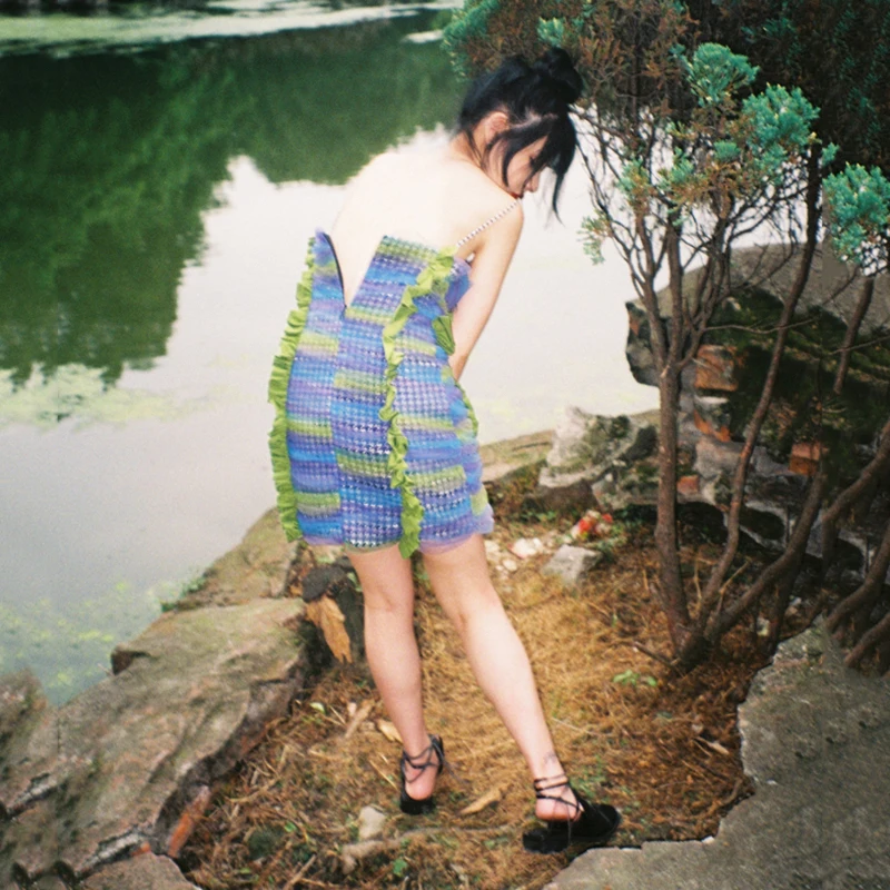 

[EAM] Women Elegant Wrinkled Mesh Ruffles Spaghetti Strap Dress New V-Neck Sleeveless Loose Fashion Spring Summer 2021 1DD5002