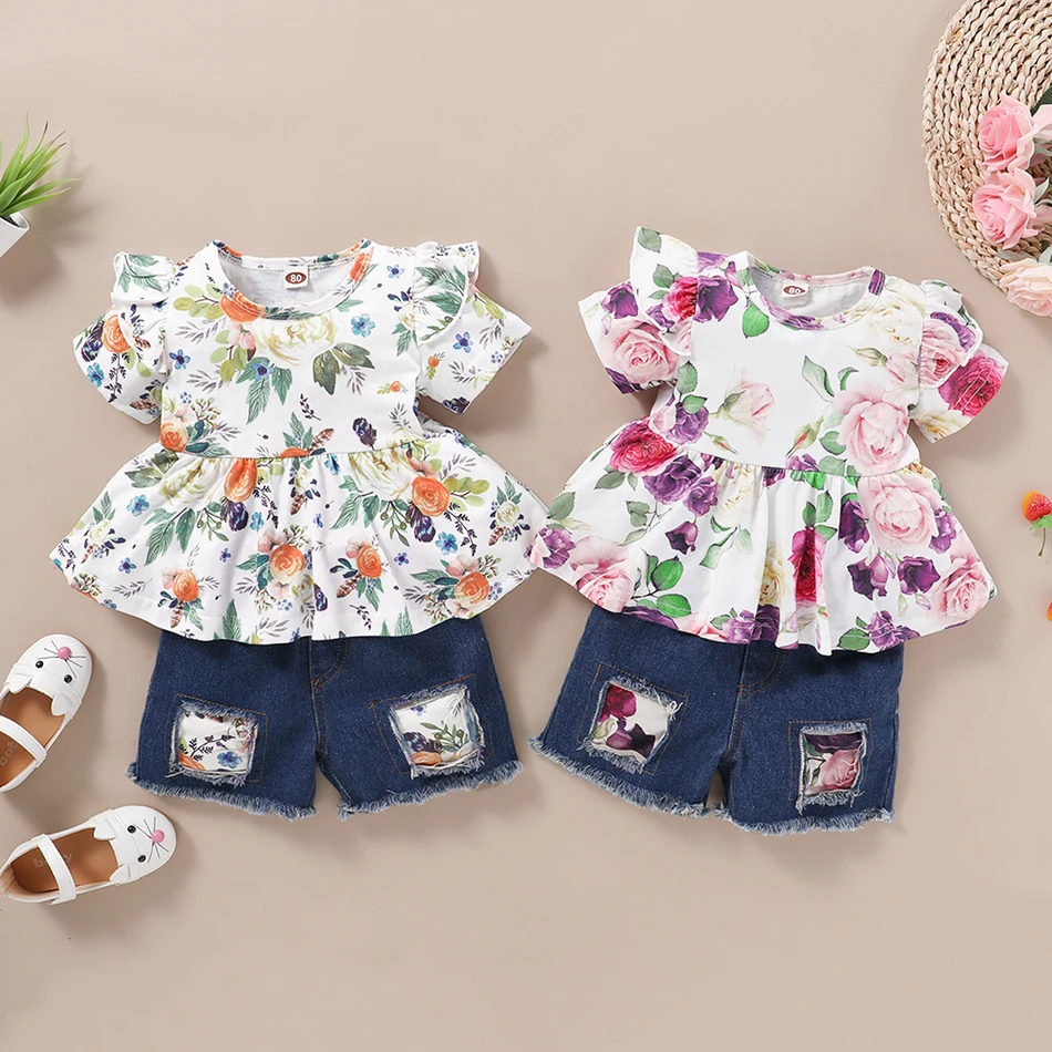 

Новый летний комплект для девочек с цветочным принтом, модные детские топы с коротким рукавом + джинсовые шорты, наряд, необычная одежда с цв...