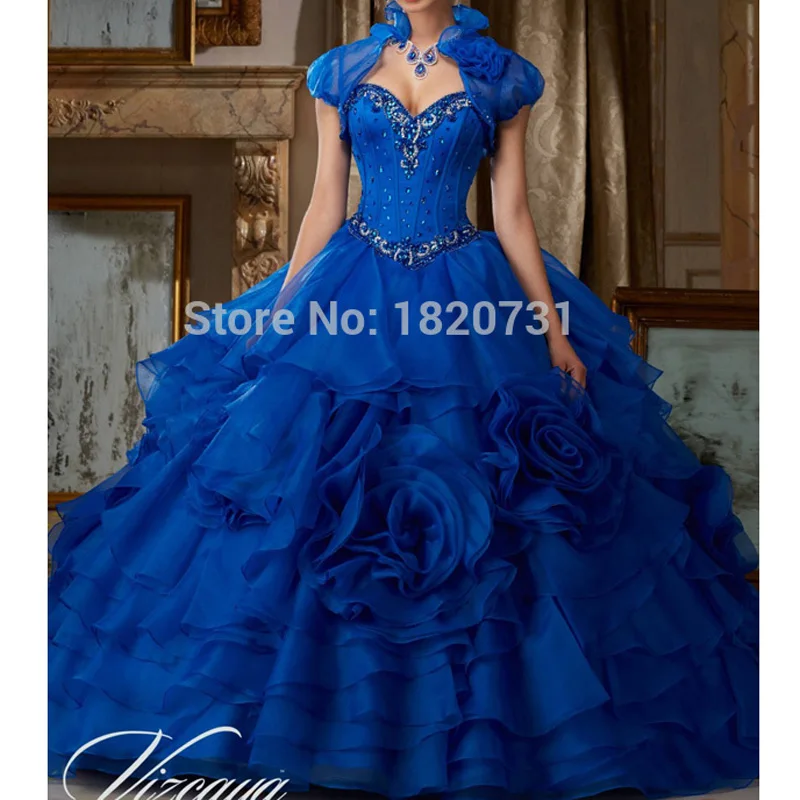 Женское бальное платье без рукавов красное блестящее с оборками украшенное