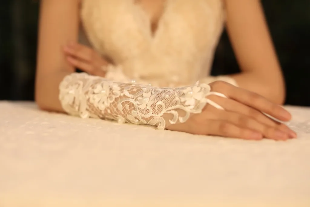 

2019 Romantic Nature White Bridal Lace Gloves Fingerless Appliques Beaded Opera Length Long Gloves Women Wedding Accessories