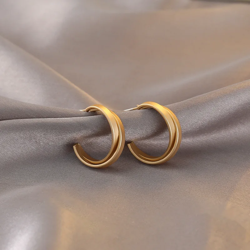 

Fashion C Shaped Twist Circle Hoop Earrings For Women Gold Silver Open Loop Round Hoops Earrings Minimalist Jewelry 2020