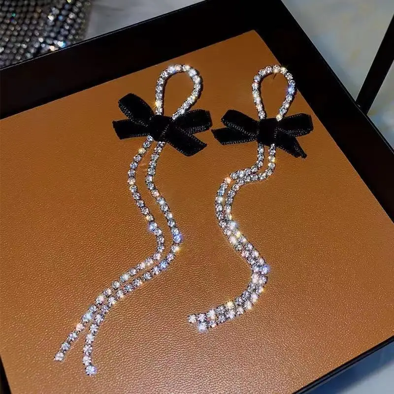

2021 New Contracted Metal Black Bowknot Modelling Drop Earrings Long Tassel Shiny Crystal Fashion Women Earrings Senior