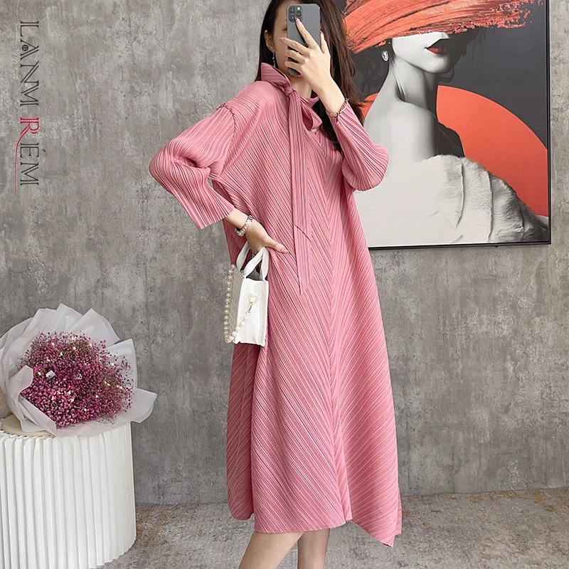 

LANMREM 2022 Autumn New Pleated Temperament Casual Dress Women Loose Solid Color Lace Up Waist Dresses Female Fashion 2W824