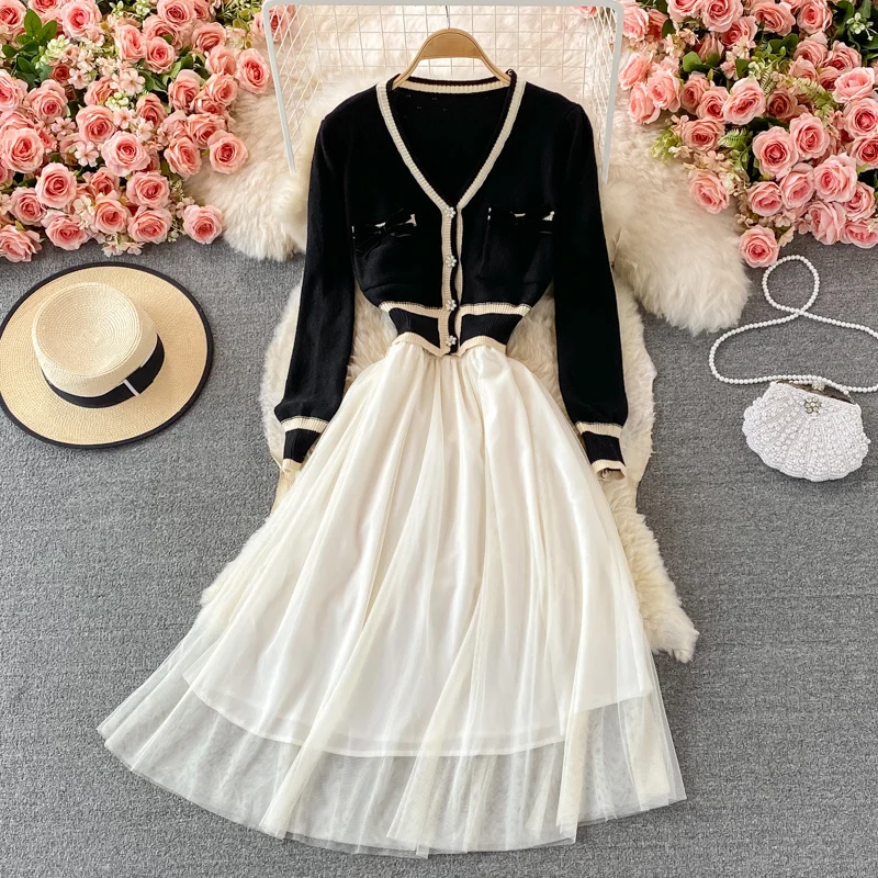 

Вязаный кардиган средней длины с V-образным вырезом