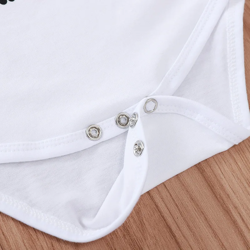 Женский комбинезон с короткими рукавами белый принтом в виде букв и для