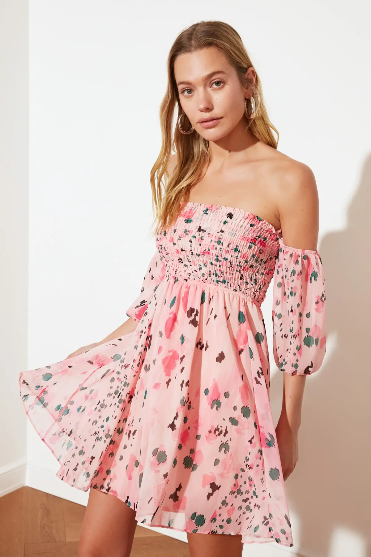 

Розовое платье с рисунком Gipeli, TWOSS21EL2266, мини-платье с цветочным рисунком, воротник Кармен, шифоновое уличное Платье с принтом