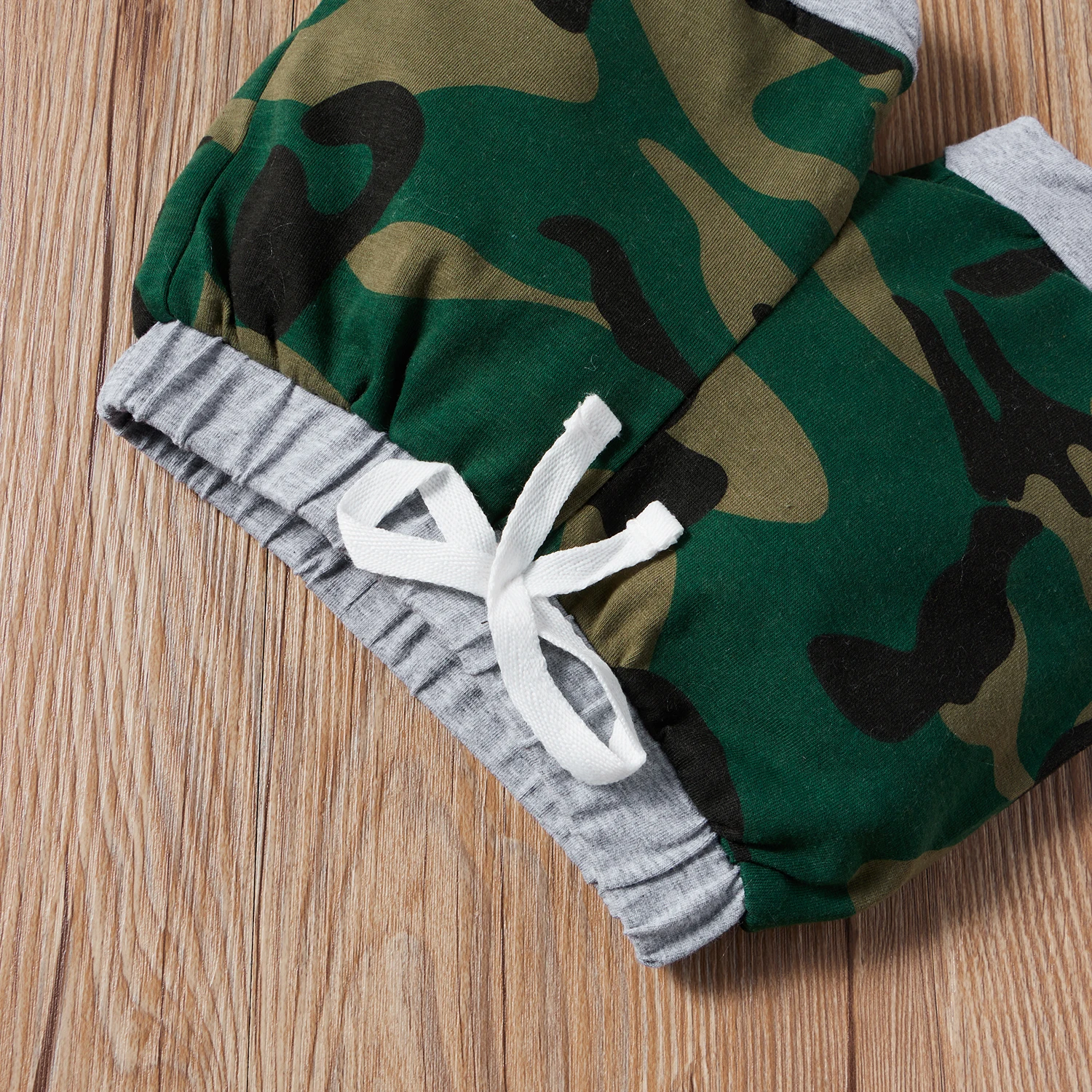 

2Pcs Fashionable Little Boys Outfit Summer Toddlers Creative Short Sleeve Hooded Top + Camouflage Printing Shorts Set