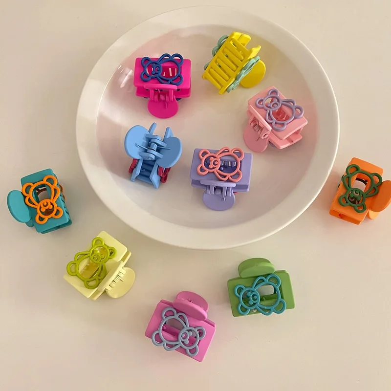 

Женская заколка-краб с матовым медведем