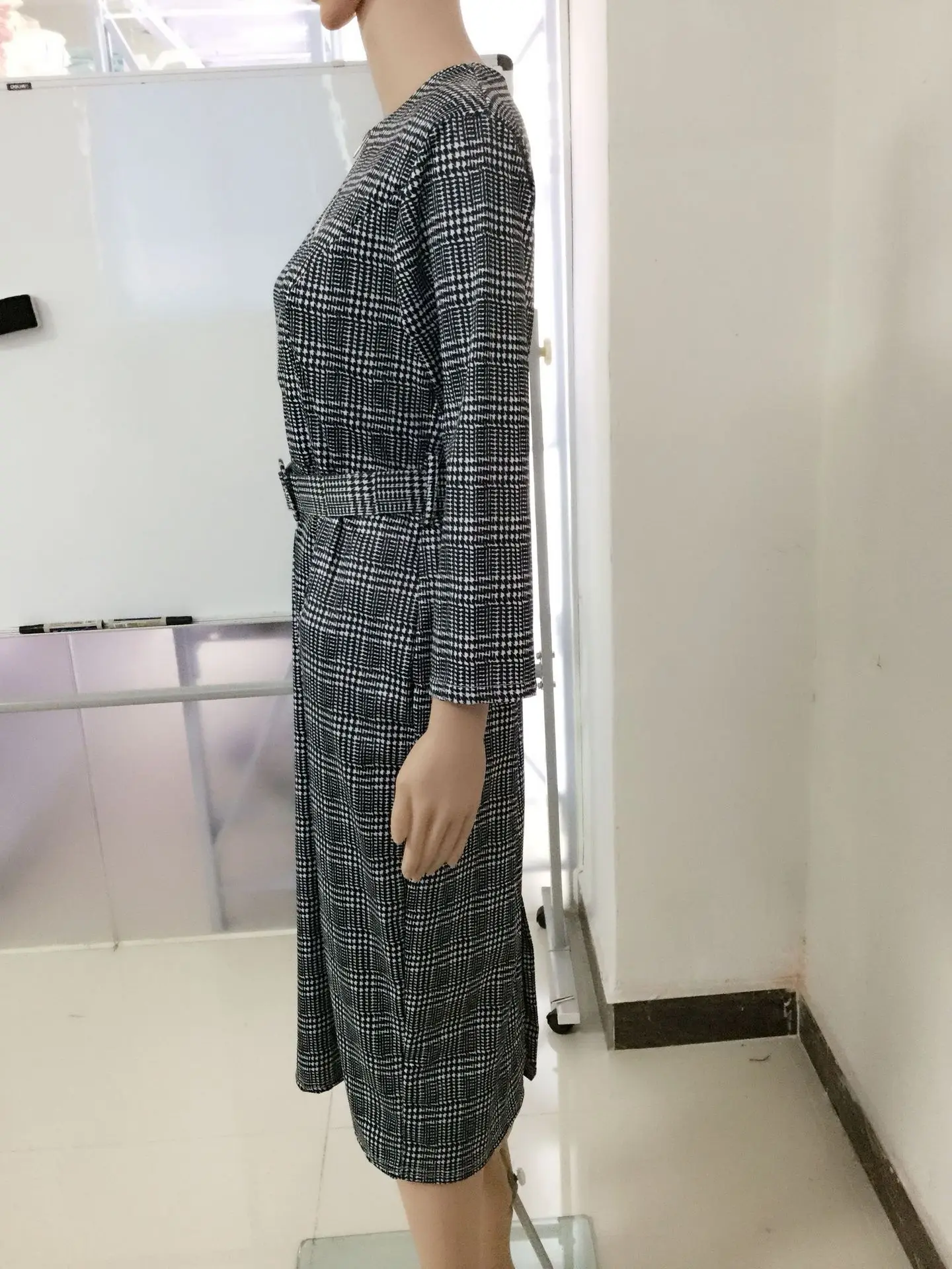 Офисное женское Бандажное платье элегантное облегающее до середины икры с