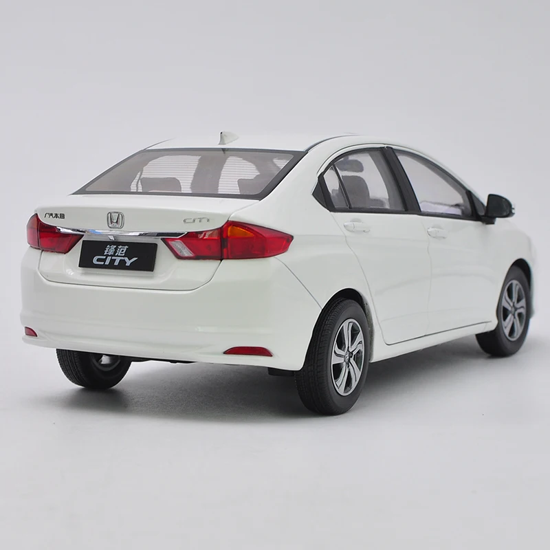 Оригинальная заводская подлинная модель автомобиля 1:18 HONDA CITY 2015 белая с