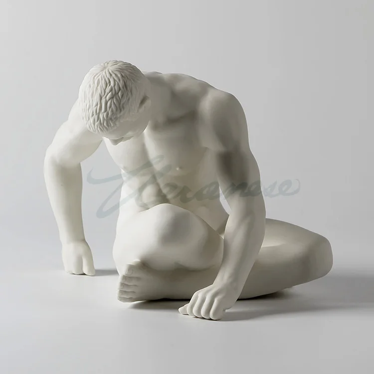 Современная керамическая скульптура с изображением обнаженного человека