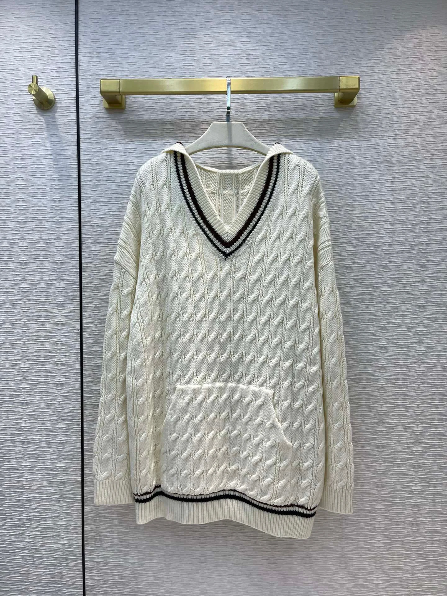 

High Quality Women V-Neck Hooded Kangaroo Pocket Twist Wool Knitted Loose Pullover Sweater