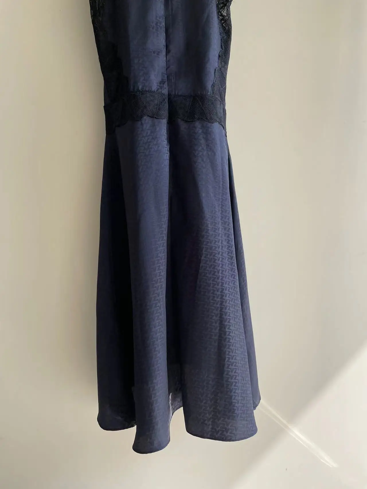 

2022 модное женское длинное платье без рукавов из 100% шелка с укороченной задней панелью и кружевом