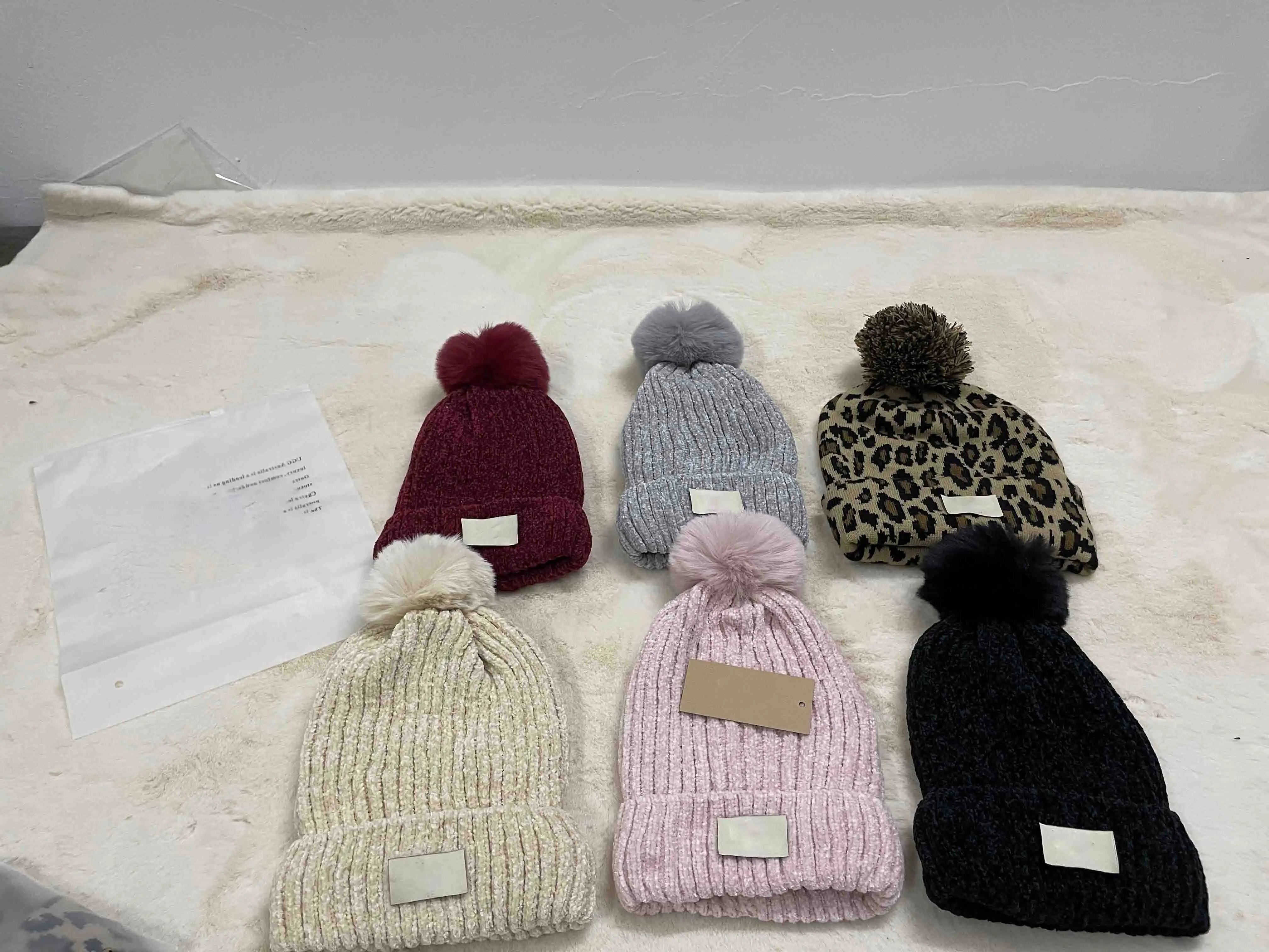 

Wholesale Winter caps Hats Women bonnet Thicken Beanies with Real Raccoon Fur Pompoms Warm Girl Cap snapback pompon beanie Hat