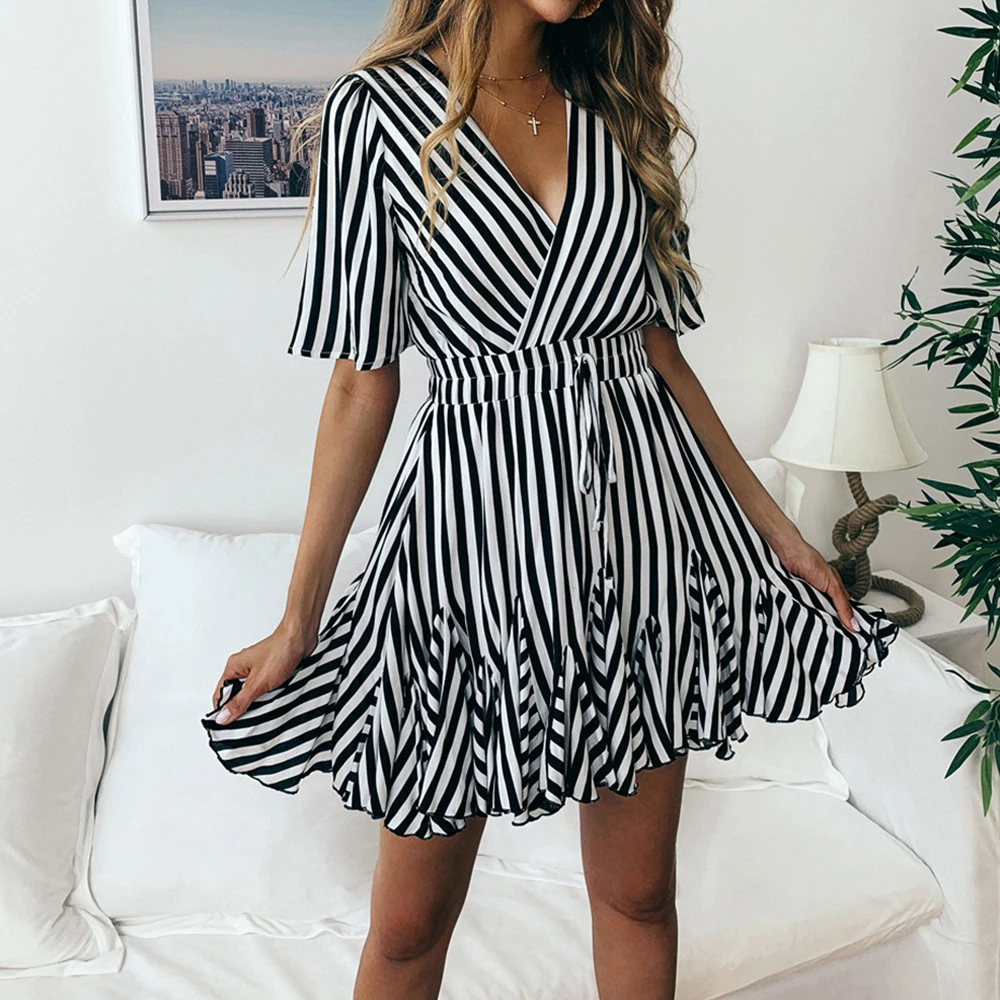 Женское платье в контрастную полоску летнее с v образным вырезом и коротким