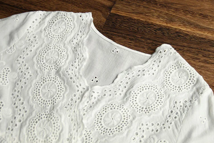 Женское хлопковое платье с вышивкой однотонное средней длины V-образным вырезом