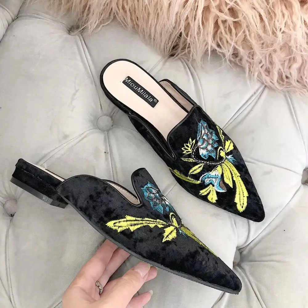 Мюли женские бархатные золотистые с цветочной вышивкой тапочки из флока