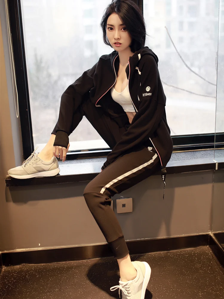 Женский спортивный костюм из двух предметов толстовка с капюшоном и надписью в