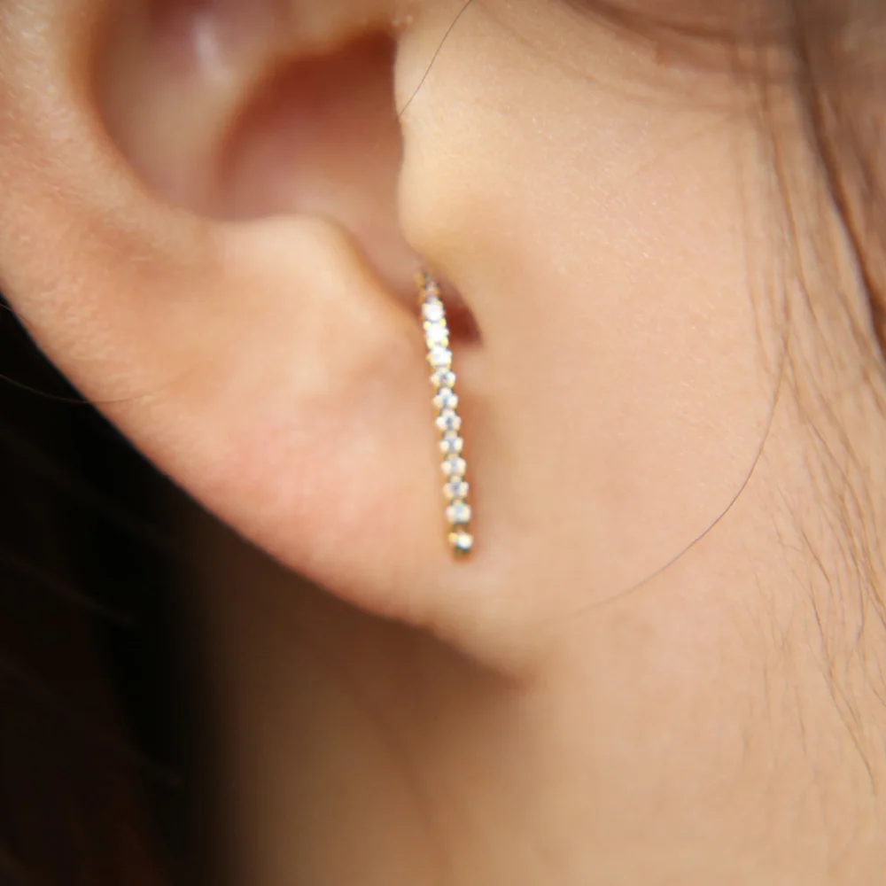 Женские серьги гвоздики с фианитами простые тонкие изящные и золотого цвета