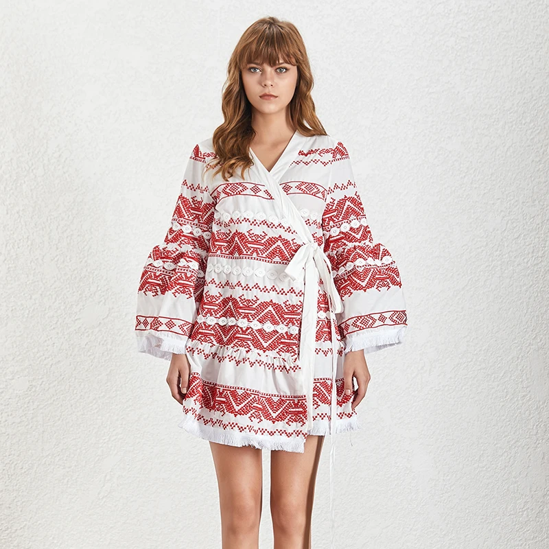 Кружевное платье TWOTWINSTYLE повседневное с треугольным вырезом длинным рукавом и