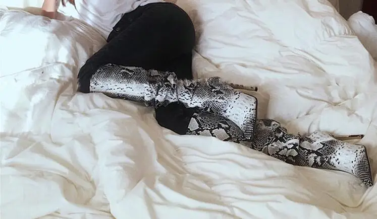 Стильные женские сапоги до колена с узором питона зеленые кожаные модельные