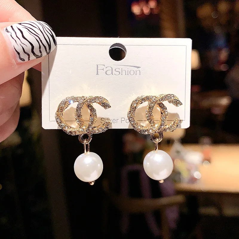 

Европейские и американские индивидуальные блестящие серьги с буквой C, асимметричные сексуальные вечерние серьги с жемчугом, модные серьги...