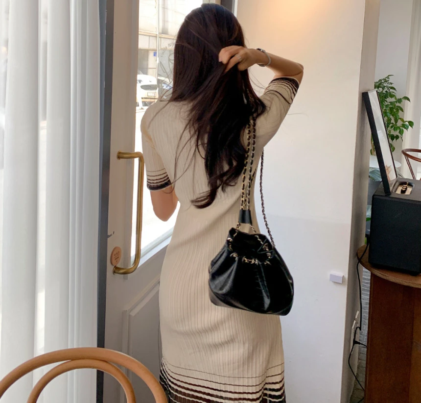 Женское трикотажное платье с коротким рукавом простое и элегантное оборками