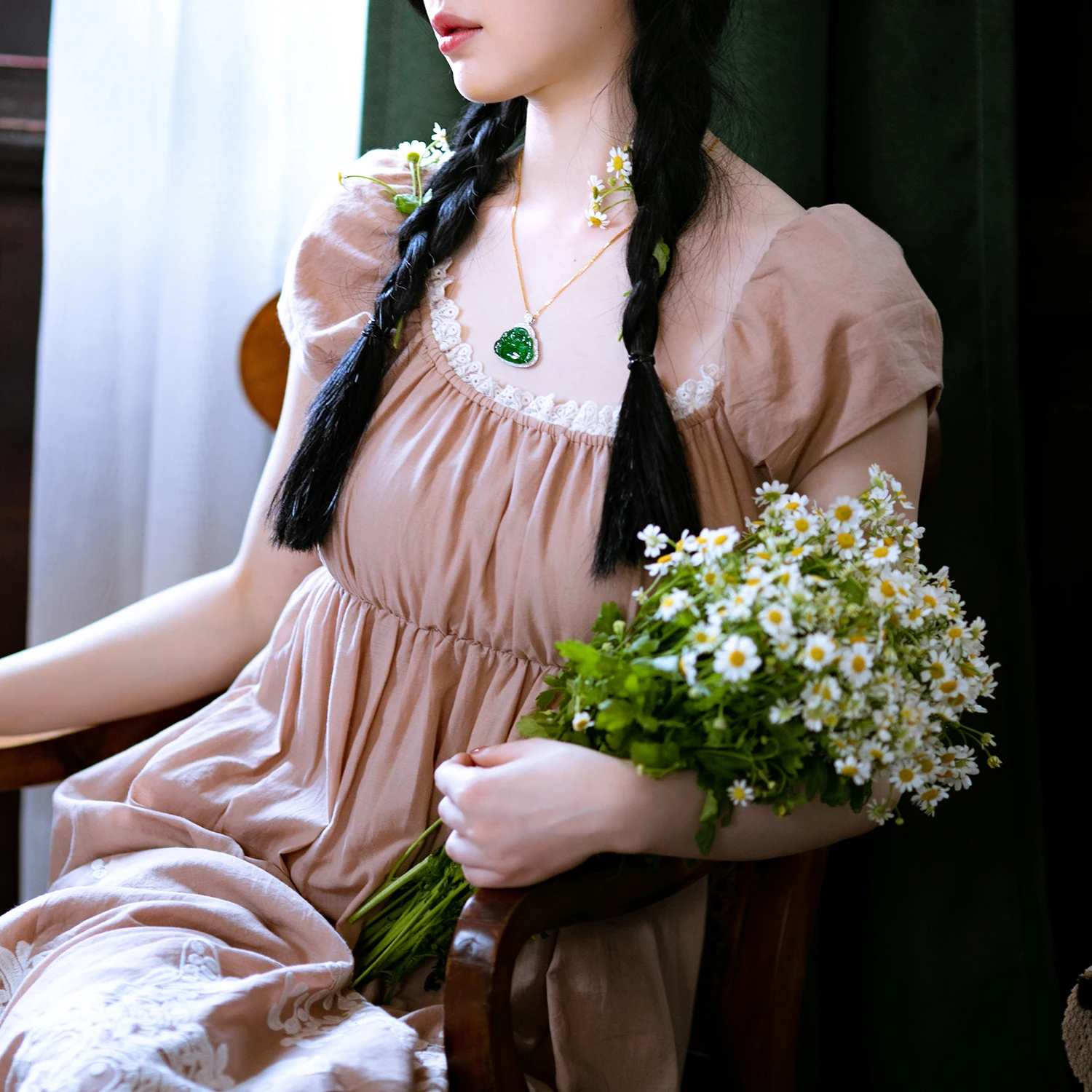 

Женское винтажное платье-макси с вышивкой и кружевом