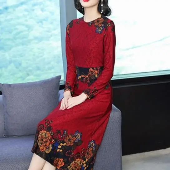 Приталенное осеннее элегантное женское платье из жаккардовой ткани с цветочным