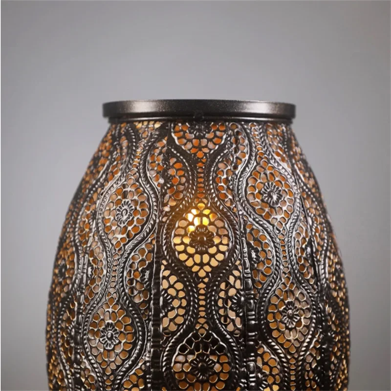 Ретро чёрный золотой полый железный резной подсвечник сделано в старинном стиле