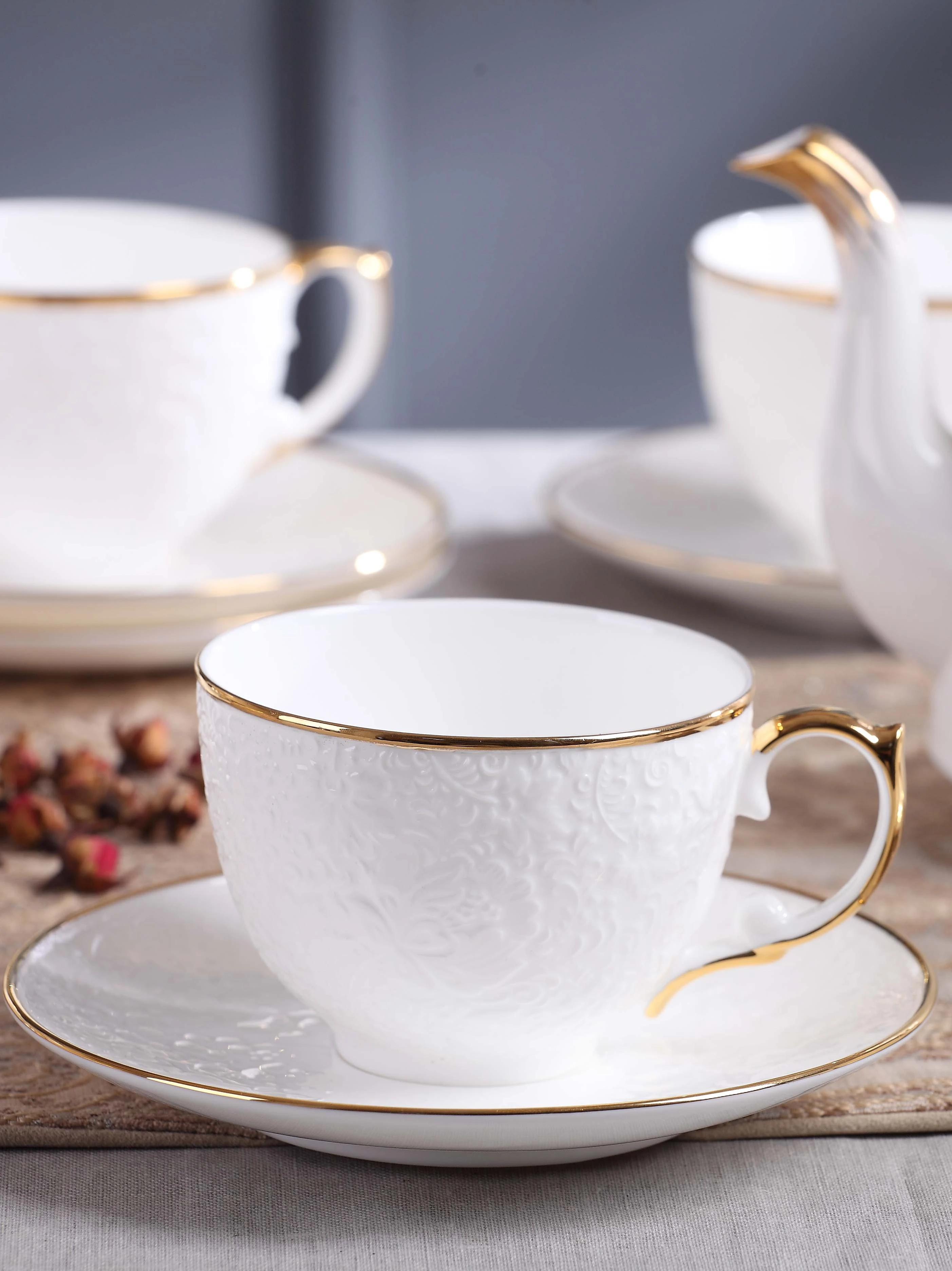 Роскошные Керамика белые чайные чашки фарфоровая чашка и блюдце чайный сервиз