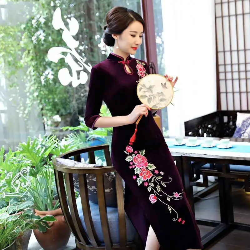 Изысканная вышивка цветок для женщин Qipao зима теплый бархат Cheongsam классический элегантный тонкий длинное китайское платье размера плюс - Цвет: Purple