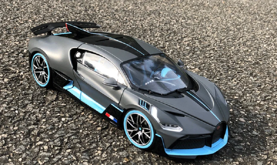 Модель гоночного автомобиля Bugatti Chiron Sport Divo Bburago 1:18 новая в коробке