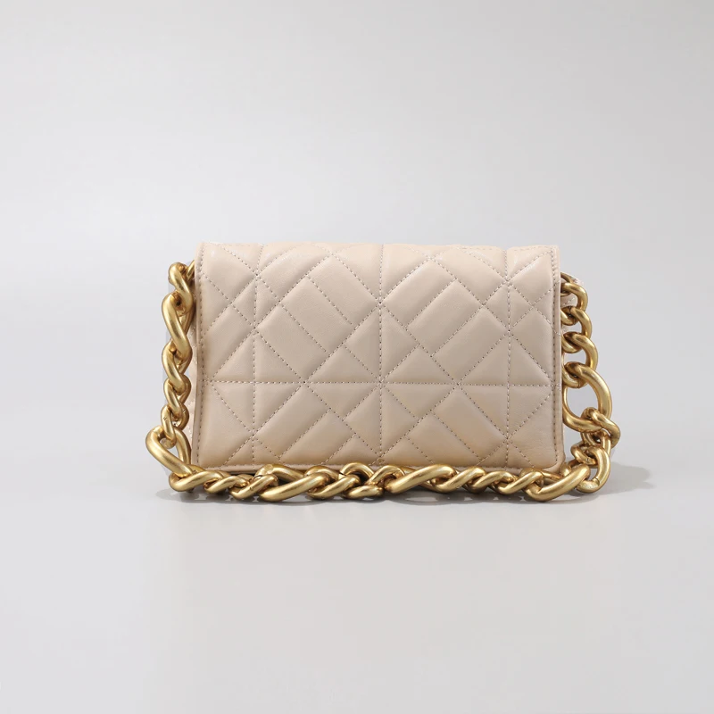 

Шикарная женская сумка через плечо, кремовая Маленькая женская сумка с клапаном, модная 2022 золотая металлическая цепочка, Мягкие Сумки из и...