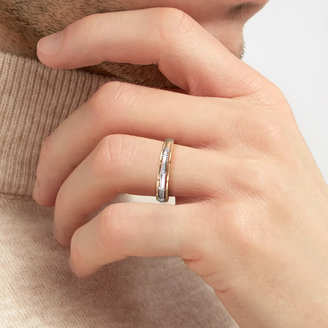 Бывает ли белое золото. Серебро желтеет. Потемневшее золото. Почему кольцо пожелтело. Серебро посинело.