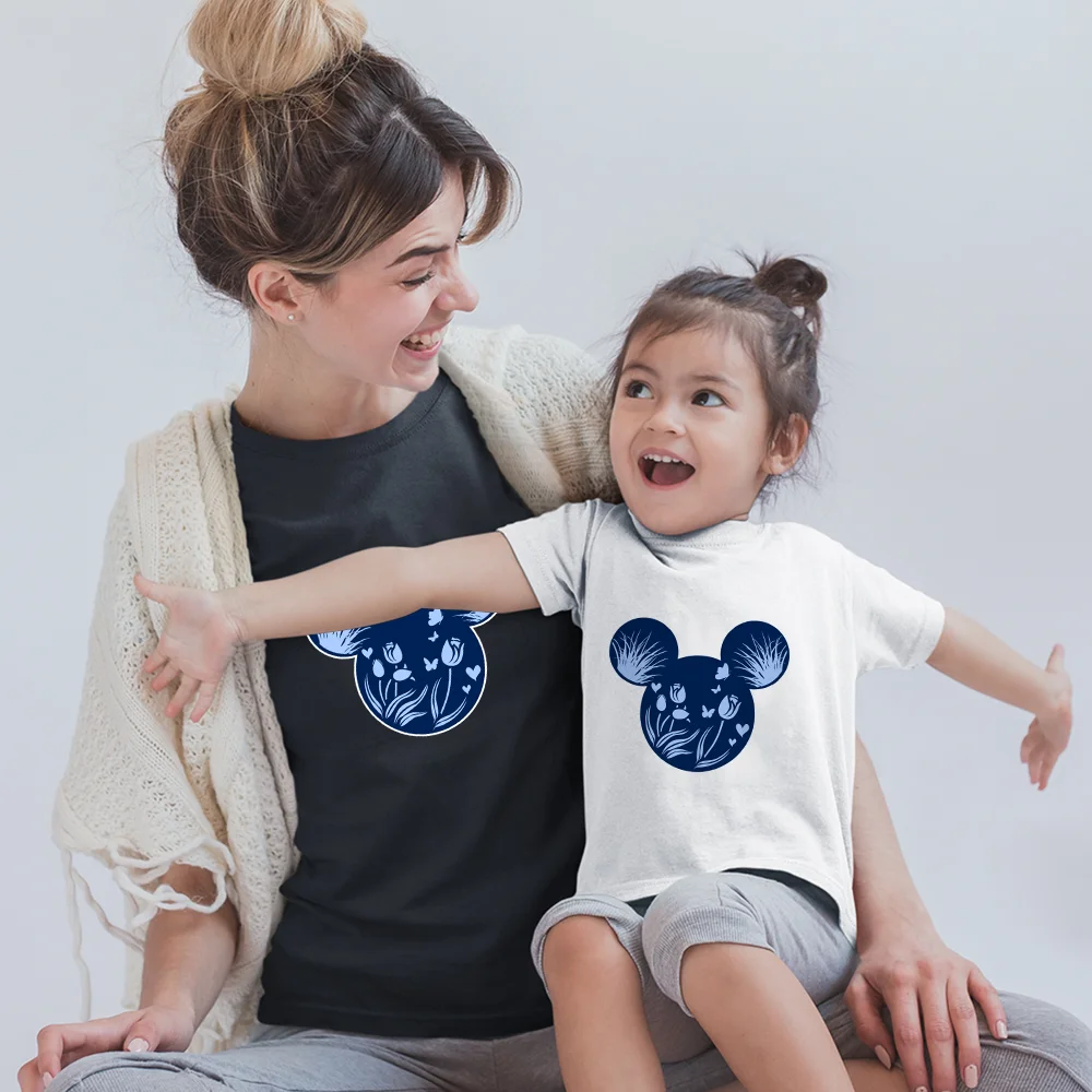 

Disney Summer Family Look Parents'Tees Series Mickey Mouse Mommy And Me Black White Printing Casual Kawaii T Shirt Women Men