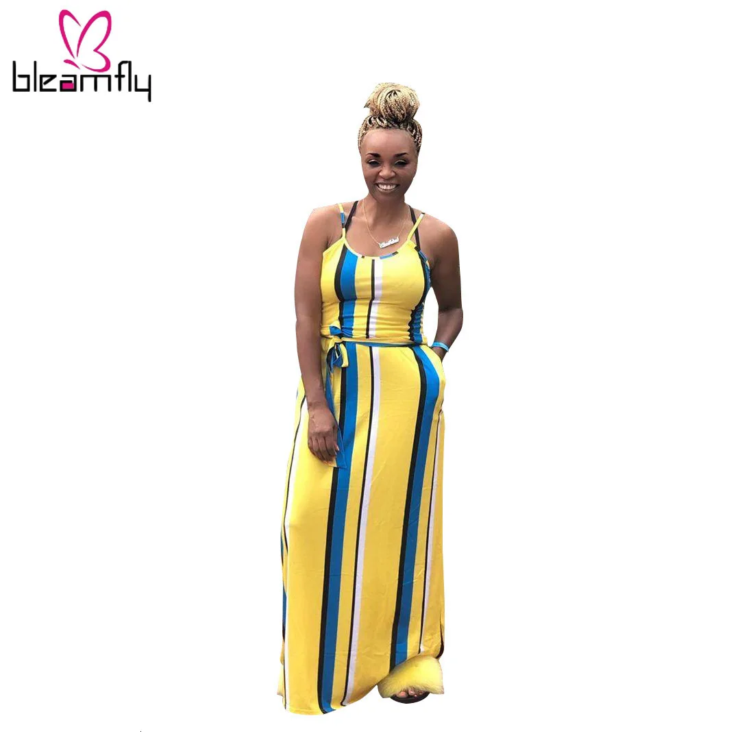 Летнее женское платье в полоску с принтом на тонких бретелях без рукавов поясом